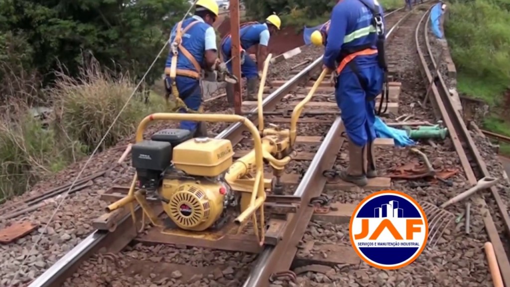 Substituição de trilhos, dormentes, placas de apoio, talas de junção e cancelas.