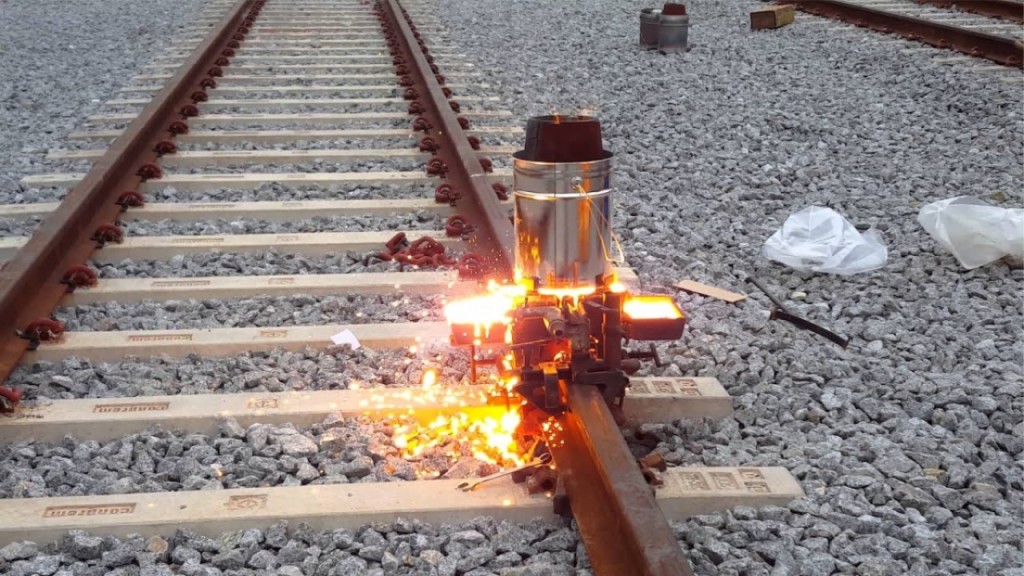 Execução de solda aluminotérmica em trilhos.